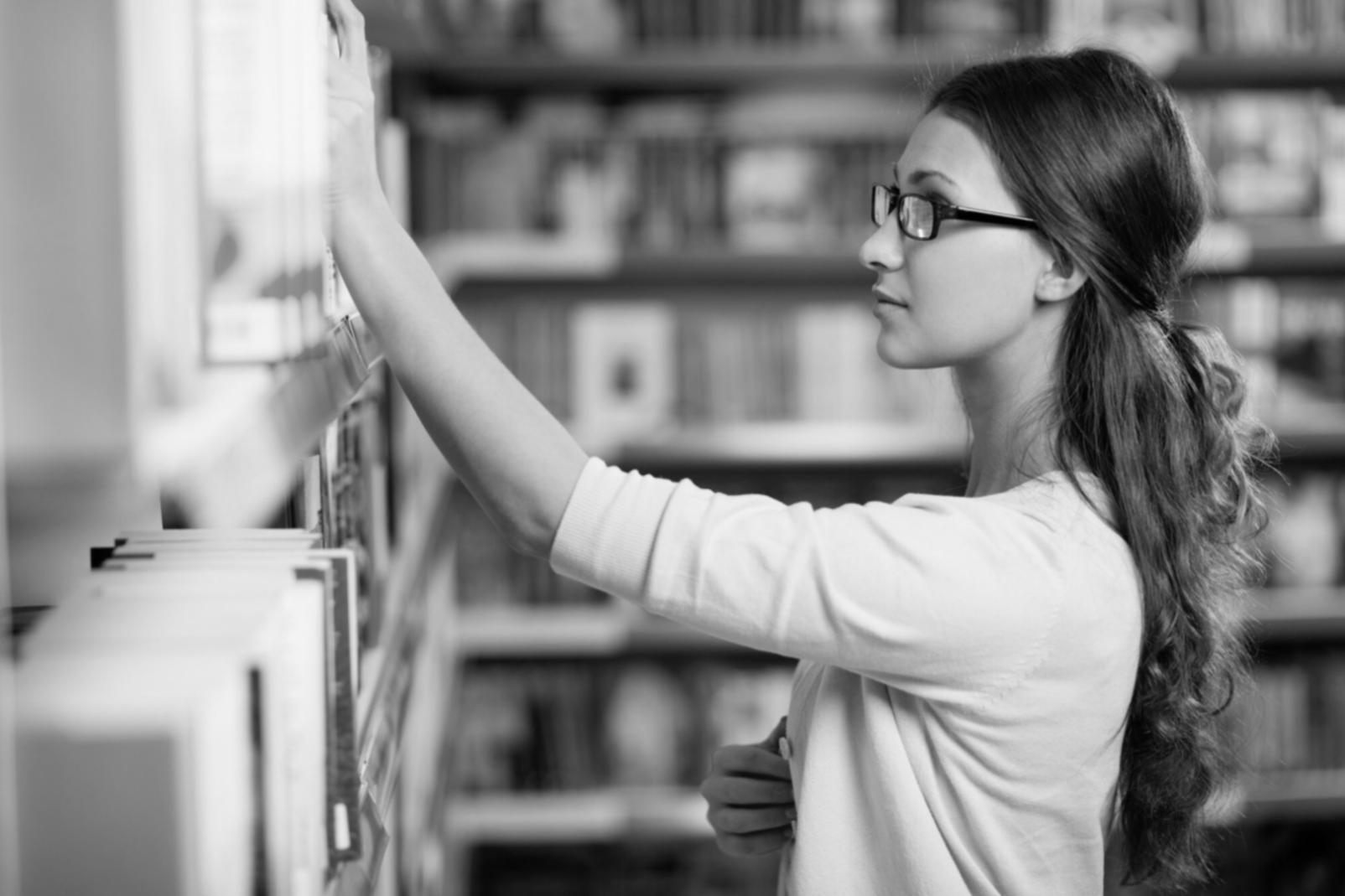 Stüdyo ortamında profesyonel aydınlatma kurulumu ve çekim düzeneği